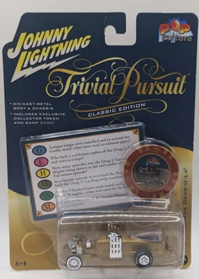 Johnny Lightning 1:64 Pop Culture Trivial Pursuit The Munsters Drag-U-La Diecast Foto 1 de 4