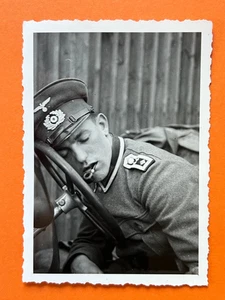 Foto, Pion. Batl.44 Riesa, LKW-Fahrer mit Pfeife, Schlafender Soldat - Bild 1 von 2
