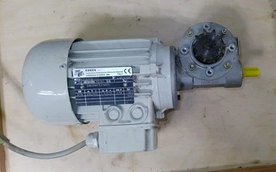 COEES AC Spindle Motor  230/400VAC  1350 RPM   1.3 / 0.75 amps, 1-60 Gear - Image 1 of 4