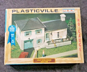 Kit de modelo de casa de dos niveles a escala HO Plasticville construido y piezas adicionales (C6B4) - Imagen 1 de 14