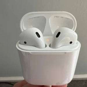 Apple Airpods 2nd Generation (A2031)-Charging case and airpods - Photo 1 sur 8