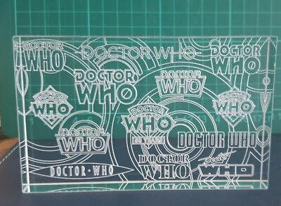 Bloque grabado láser con logotipo del 60 aniversario de Doctor Who con todos los logotipos Foto 1 de 2