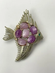 Brosche Coro Fisch Anstecknadel lila rosa Steine grünes Auge signiert Meer Strand Vintage - Bild 1 von 6