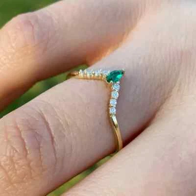 Anillo para mujer de diamantes esmeralda creado en laboratorio corte pera de 0,40 quilates enchapado en oro amarillo de 14 quilates Foto 1 de 4