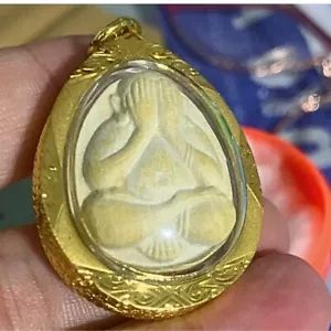 Phra Pidta Amulett Thai Buddha Anhänger vergoldet Gehäuse Reichtum Magie Talisman - Bild 1 von 7
