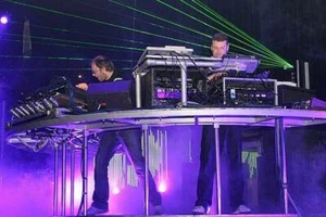 The Chemical Brothers Live Electronica DJ-Sets Compilation (2000 - 2025) - Picture 1 of 7