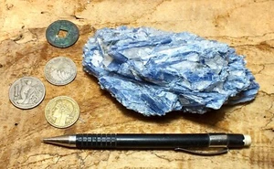 kyanite - blue kyanite on quartz, Minas Gerais, Brazil - hand/display specimen - Imagen 1 de 10