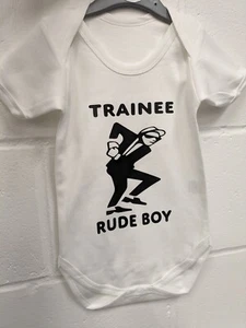 Lustiges Baby wächst-Azubi unhöflicher Junge-Ska Musik Baby wächst-zweifarbig-Babyparty Geschenk - Bild 1 von 7