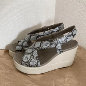 Sandalias Crocs Brooklyn cuña alta mujer zapatos EE. UU. talla W6 multi/estuco - Imagen 1 de 7