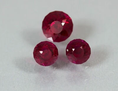 Lab Created Ruby. 3 Stones. Pigeon Blood Color. Portuguese Cut. Super Brilliant. - Image 1 of 4