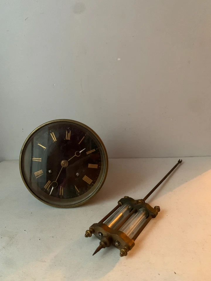 ancien mouvement de pendule de cheminée avec son balancier au mercure et une clé - Photo 1/4