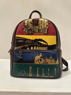 Mini mochila Loungefly Harry Potter Universe Diagon Alley Express Foto 1 de 4