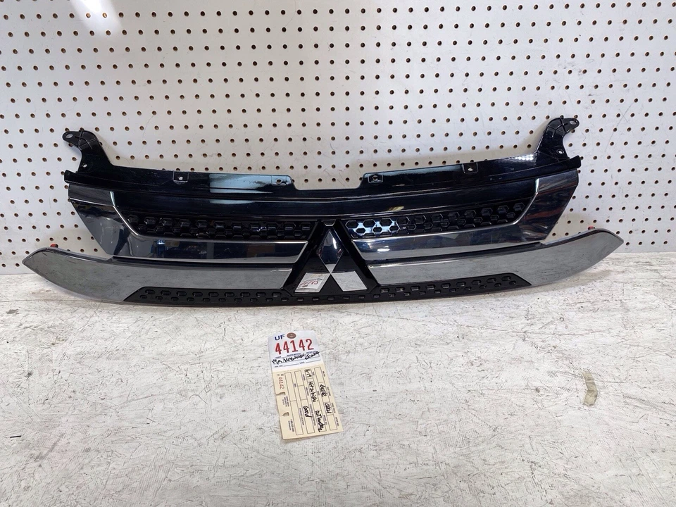 Mitsubishi Outlander 2016 2017 2018 2019 2020 parrilla superior OEM 7450B308 Foto 1 de 4