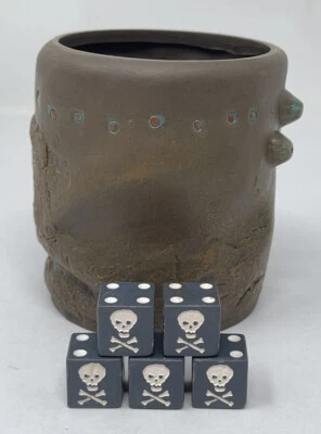 Piratas del Caribe Cofre del Hombre Muerto Juego Piezas Taza de Repuesto y 5 Dados Foto 1 de 4
