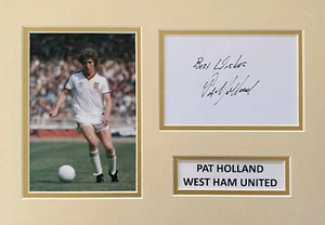 PAT HOLLAND SIGNED A4 PHOTO MOUNT DISPLAY FOOTBALL AUTOGRAPH WEST HAM UNITED - Imagen 1 de 1