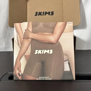 NUEVO CON ETIQUETAS SKIMS Esculpido Sin Costuras Cintura Media Muslo Corto Arcilla L - Imagen 1 de 4