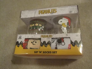 Set 2 bicchieri in vetro e 2 paia di calze da donna Peanuts Sip N nuovi - Foto 1 di 5
