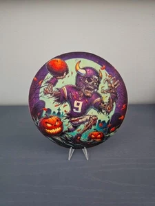 MINNESOTA VIKINGS HALLOWEEN ZOMBIE FOOTBALL QUARTERBACK INSEGNA ESPOSIZIONE JJ McCARTHY - Foto 1 di 2