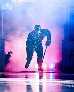 Foto de hockey Logan O'Connor 2024 luces de entrada Colorado Avalanche 8x10 NHL - Imagen 1 de 1