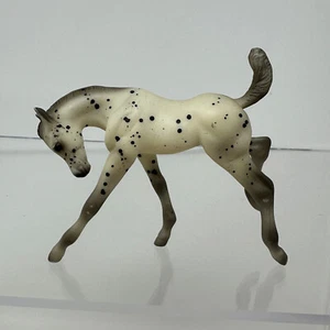 Figura de juguete Breyer clásico caballo leopardo Appaloosa potro 62023 blanco negro manchas - Imagen 1 de 8