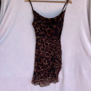 Nuevo con etiquetas Mini Vestido Pretty Little Thing Leopardo Talla 10 y2k Mob Esposa Romántico PLT boh - Imagen 1 de 7