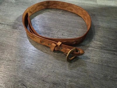 Cinturón estampado de cuero mecanizado a mano con hebilla de cuero ligero  Foto 1 de 4