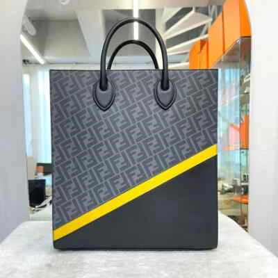 Bolso de Mano Vertical Fendi Monogram FF Negro-G062601 Foto 1 de 4