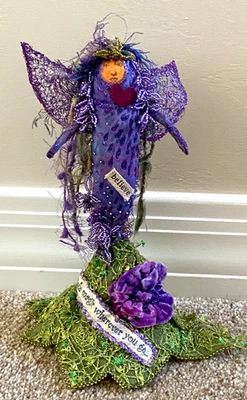 魔法花园 FAIRY 紫色艺术家签名娃娃串珠装饰 10 — 第 1/4 张图片