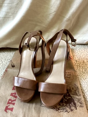 Sandalia plataforma tacón bloque marrón Aldo talla 7,5, muy buen estado Foto 1 de 4