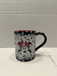 Taza de café de cerámica Minnie Mouse de los parques de Disney con puntos en relieve Minnie y lazo rojo - Imagen 1 de 11