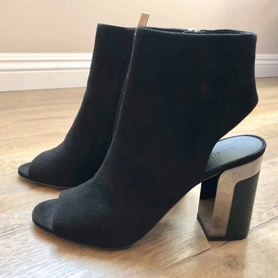 Nuevo en caja Nuevo Vince Fenmore Para mujeres Tacones Negros Tacón Abierto Punta abierta Gamuza Talla 8 M $395 Foto 1 de 4