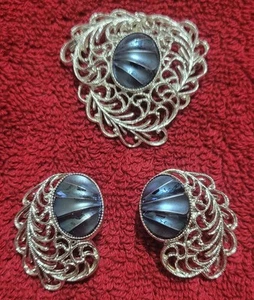 SARAH COVENTRY Royal Plumage Set Silvertone Filigree Brooch Clip-On Earring 1960 - Picture 1 of 7