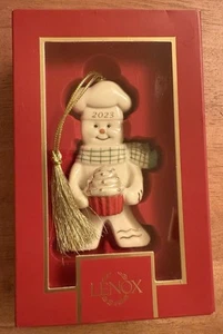 Lenox 2023 Backen Lebkuchen Kochmann mit Cupcake Porzellan Jahresschmuck - Bild 1 von 3