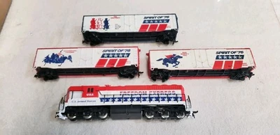 HO SCALE LIFE LIKE/TYCO SD9 FREEDOM EXPRESS DIESEL LOCOMOTIVE W/3 50'FT BOX CARS - Image 1 of 4