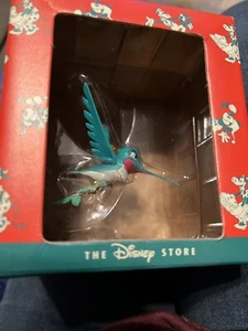 Pájaro de colección Disney Store Flit Pocohantas adorno Navidad en nuestra casa 1995 - Imagen 1 de 4