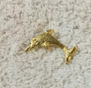 Cappello oro delfino marino oceano spiaggia animale regalo spilla bavero cravatta spilla tac NUOVO BX5 - Foto 1 di 3