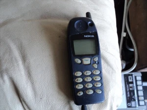 Vintage Mobile phone Nokia 5110 with charger Is Missing The On /Off Button - Afbeelding 1 van 5