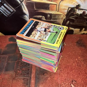 JOB LOT BUNDLE FOOTBALL TRADING CARDS 1975 TOPPS FOOTBALLERS (BAZOOKA RED BACK) - Picture 1 of 24