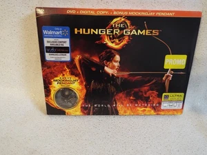 Die Tribute von Panem (DVD + Digital + Mockingjay Anhänger) Neu - Bild 1 von 2