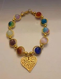 Handgefertigtes Bettelarmband mit bunten Perlen in Herzform - Bild 1 von 2