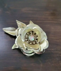 Gorgeous Vintage Mod Enamel Iridescent Ivory Flower Faux Pearl Brooch - Picture 1 of 7