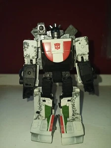 Transformers Netflix War for Cybertron Walmart Deluxe Autobot Wheeljack - Picture 1 of 2