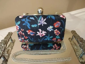 Schwarz & Blumenmuster Hartschalenkoffer Clutch/Geldbörse mit Kettenriemen - Talbots (nicht mehr produziert) - Bild 1 von 5
