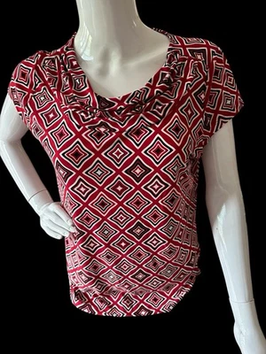 Top para mujer Kasper rojo, blanco, negro estampado geométrico, cuello capucha, talla M Foto 1 de 4