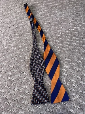 Pajarita Saddlebred para hombre talla única azul marino naranja reversible a rayas cuadradas Foto 1 de 4