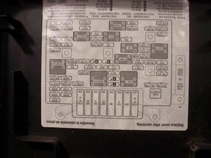 Caja de fusibles GMC SIERRA 2500 02 6,0 L gas estándar 4x2 - Imagen 1 de 9