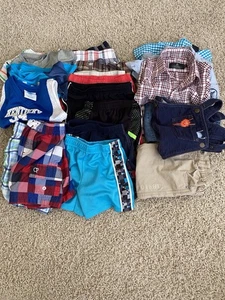 Lotto 24 pezzi vestiti estivi bambino ragazzo 24M-2T pantaloncini, camicie, bauli - Foto 1 di 3