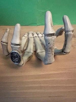 Yankee Candle Halloween Skeleton Witches Bones  Hand Jar Candle Holder Base - Imagem 1 de 3