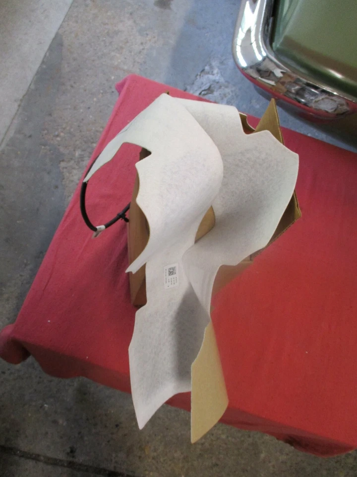 2015-2017 Chevrolet Tahoe Genuine GM Element 23125829 - Image 1 of 1