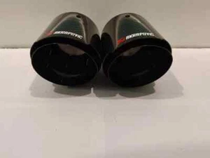 2 GLANZ SCHWARZ KOHLEFASER AKRAPOVIC AUSPUFF SPITZEN 4" UNIVERSAL EDELSTAHL - Bild 1 von 6